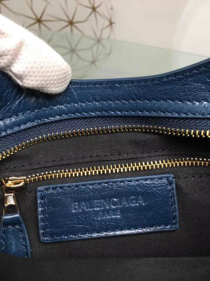 BALENCIAG巴黎世家 義大利進口 原版油蠟頭層牛皮 香皮小銀釘 時尚百搭 手提肩背斜挎包  BL1581